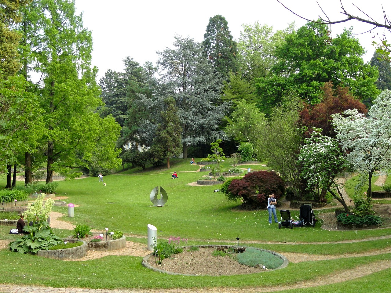 Kinder spielen im Grünen in Freiburg
