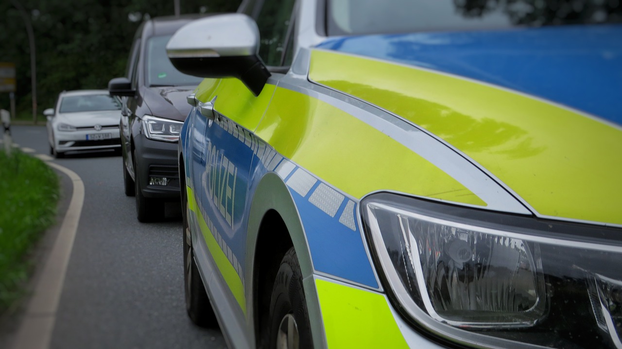 Polizeifahrzeuge blockieren die A5 bei Freiburg